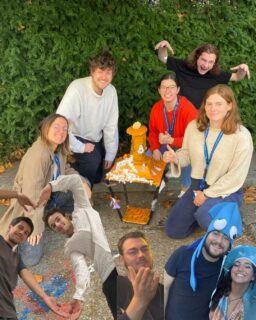 Villageoises et villageois tremblez, la lanterne est de retour CHEZ ELLE 🌞🎃

Octobre s’achève, les feuilles tombent et jaunissent (fin l’inverse vous avez compris j’suis pas écrivaine enfait) et si le soleil se couche de plus en plus tôt, les petits lutins malicieux d’HEH tout le contraire ! 🤪

Et oui, horrifiés, scandalisés et désœuvrés de la voir dépérir au fin fond du labo de LS (toute cette distance oh) mal-aimée de tous, bafouée par des brigands de bio du GHE qui l’ont taguée sans même la voler, il était de notre devoir de la ramener à la maison, au chaud à HEH. 💅

C’est ainsi que le pool tire sa révérence, avec un dernier vol et un dernier mystère : où peut-elle être cachée ? 👀

À vos bonbons et à vos sorts,

Signé les internes d’HEH, détenteurs de la spooky lanterne (et pas scooby, fin si, mais plus maintenant, faut suivre) 🧡